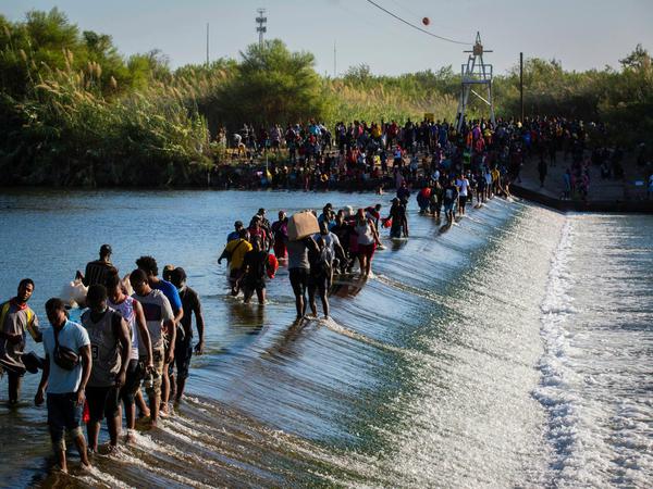Der Grenzfluss Rio Grande: Teilweile kehren die Flüchtlinge auch kurzfristig nach Mexiko zurück, um sie mit Nahrung zu versorgen. 