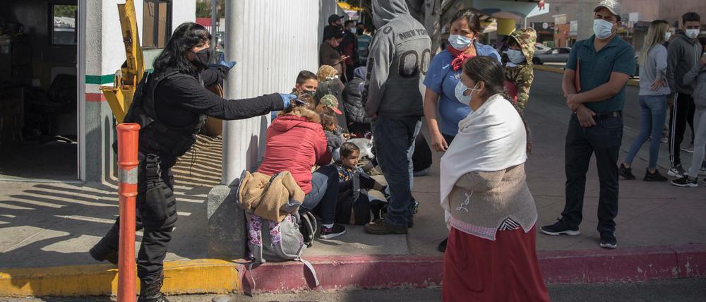 Migranten warten am Grenzübergang El Chaparral.