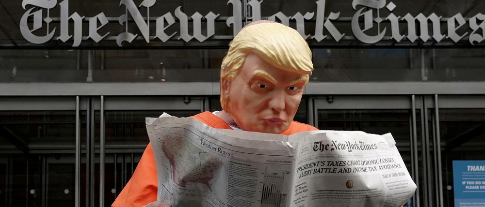 Ein Demonstrant steht mit Trump-Maske in Sträflingskleidung vor der „New York Times“.