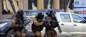 Sicherheitskräfte in Burkina Faso im Einsatz gegen eine Gruppe von Al Kaida, die in der Hauptstadt Ouagadougou ein Hotel angegriffen hat. 