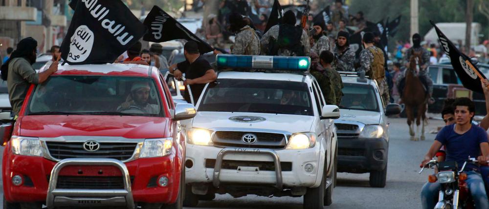 Militante Kämpfer des "Islamischen Staates" in der vom IS besetzten syrischen Stadt Rakka 2014.