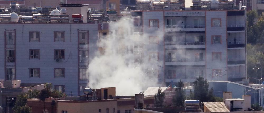 Rauch steigt über der syrischen Stadt Ras al-Ain auf. Die Waffenruhe wird Berichten zufolge nicht vollständig eingehalten.