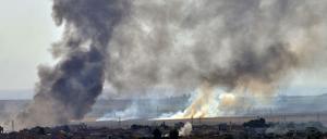 Rauch steigt in der nordsyrischen Stadt Ras al-Ain während eines Angriffs der türkischen Armee auf.