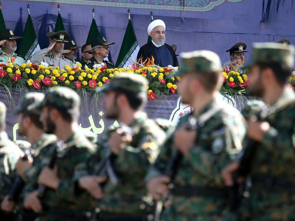 Irans Präsident Ruhani (Mitte) will von neuen Verhandlungen über Irans Atomprogramm nichts wissen.
