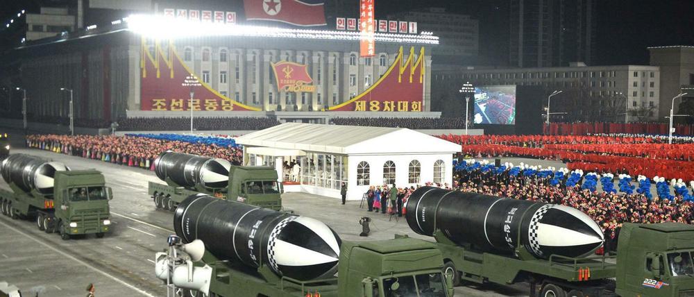 Nordkorea präsentiert seine Raketen in Pjöngjang