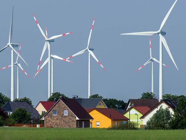 Seit vergangenem Jahr dürfen die Bundesländer selber darüber entscheiden, ob sie pauschale Mindestabstände für Windräder zu Wohngebieten festlegen.