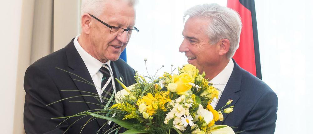 Glückwunsch. Ministerpräsident Winfried Kretschmann gratuliert in der Villa Reitzenstein in Stuttgart seinem neuen Stellvertreter und Innenminister Thomas Strobl (CDU) zur Wahl und Ernennung.
