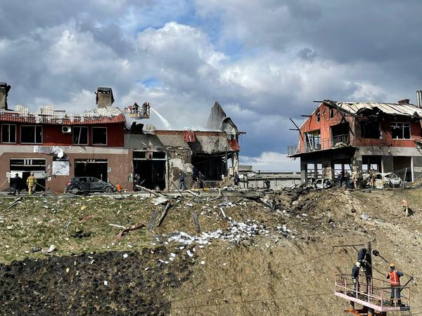 Fünf russische Raketenangriffe haben nach ukrainischen Angaben am Montagmorgen die Stadt Lwiw im Westen des Landes getroffen. 
