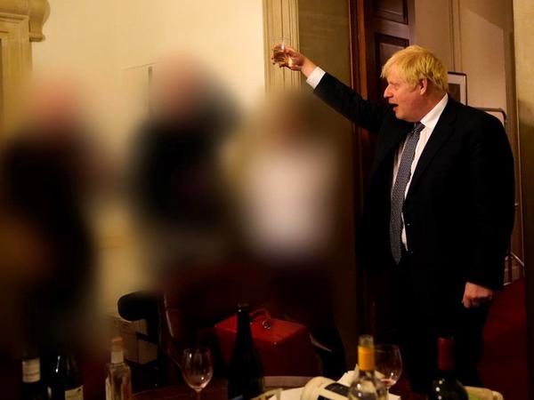 Dieses vom britischen Cabinet Office herausgegebene Foto wurde anlässlich der Veröffentlichung des „Partygate“-Berichts veröffentlicht.