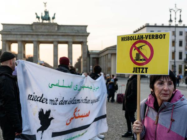 Protest gegen die Hisbollah. In Deutschland wurde schon lange gefordert, der Staat solle gegen die libanesische Terrororganisation vorgehen.