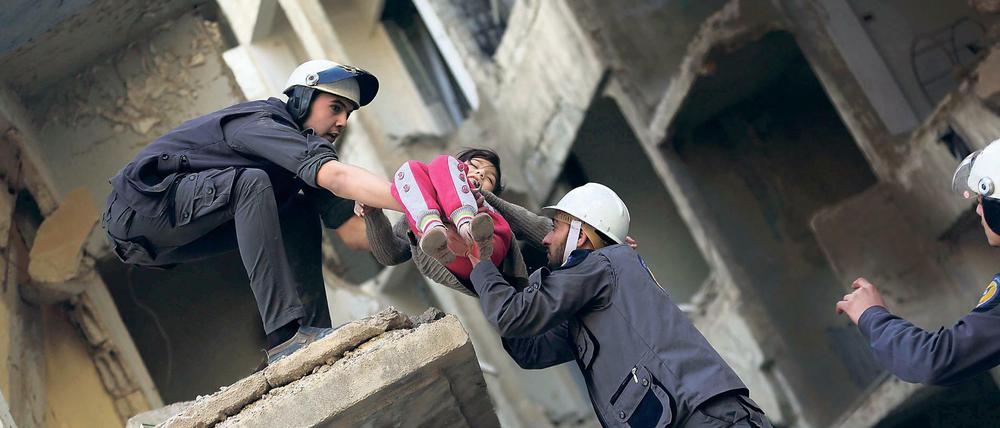 Mitglieder der syrischen Zivilverteidigung evakuieren ein Kind während einer Trainingseinheit östlich der Hauptstadt Damaskus.