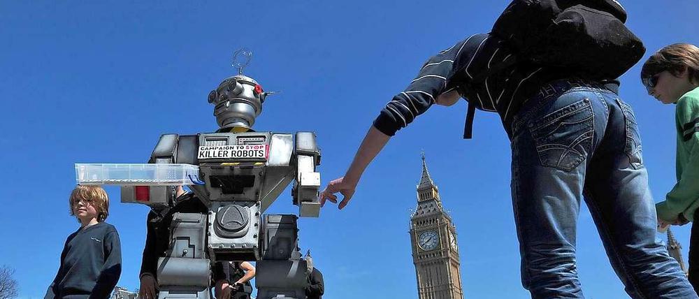 Harmlos erscheint dies "Modell" eines Killer-Roboters bei einer Demonstration in London - die echten Prototypen sind es wohl kaum.