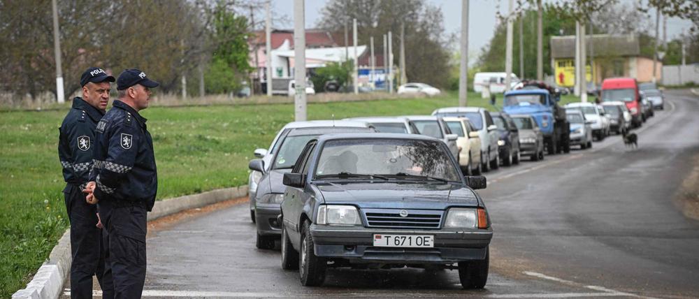 Moldauische Polizisten stehen an der Grenze zur pro-russische Separatistenregion Transnistrien im Osten des Landes.