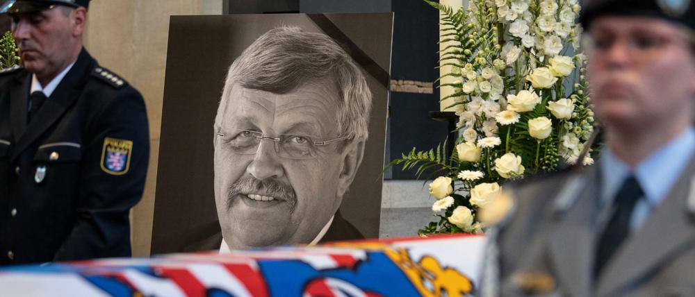 Ein Portrait des ermordeten Kasseler Regierungspräsidenten Walter Lübcke steht auf seinem Sarg.