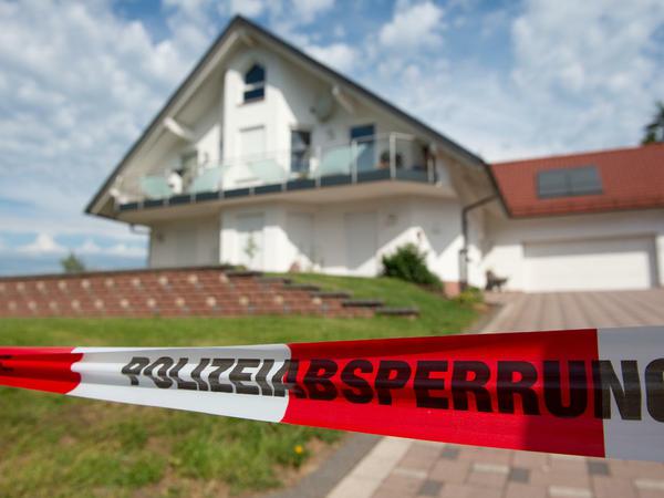 Mit Flatterband mit der Aufschrift «Polizeiabsperrung» ist der Bereich vor dem Haus des ermordeten Kasseler Regierungspräsidenten Lübcke abgesperrt.