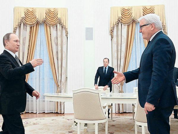 Wladimir Putin begrüßt 2016 Außenminister Frank-Walter Steinmeier im Kreml.