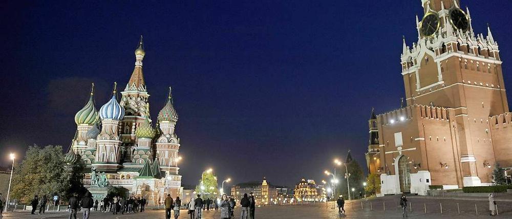 Der Rote Platz mit der Basilius-Kathedrale und dem Kreml in der russischen Hauptstadt Moskau.