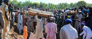 Eine Beerdigung von 43 Farmarbeitern in Nigeria, die Opfer der Terrororganisation Boko Haram wurden. 