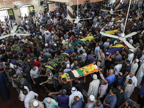 Trauernde tragen die Leichen von Palästinensern, die bei israelischen Luftangriffen getötet wurden, während ihrer Trauerfeier in einer Moschee.