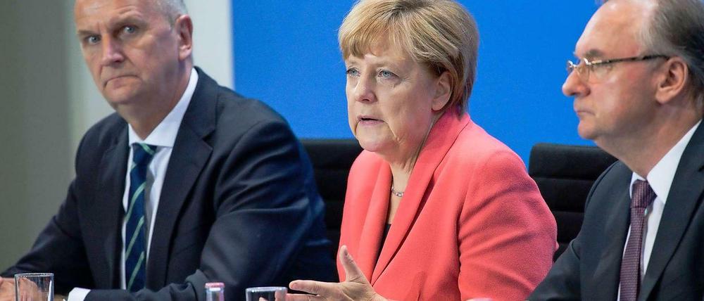 Weiß sie, was sie tut? Das Flugzeug nach New York geht in einer halben Stunde, doch Merkel - am Donnerstagabend nach dem Flüchtlingsgipfel zwischen den Ministerpräsidenten Woidke und Haseloff - beantwortet seelenruhig Journalistenfragen.