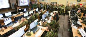 Soldaten im mobilen Gefechtsstand des Multinationalen Kommandos Operative Führung aus Ulm.