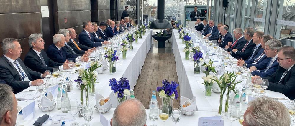 Spitzen der deutschen Wirtschaft versammelten sich im Hotel Bayerischer Hof am Rande der Münchner Sicherheitskonferenz zu einem CEO-Lunch.