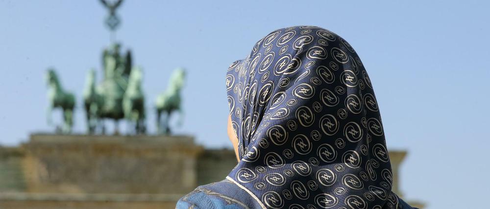 Frau mit Kopftuch am Brandenburger Tor 