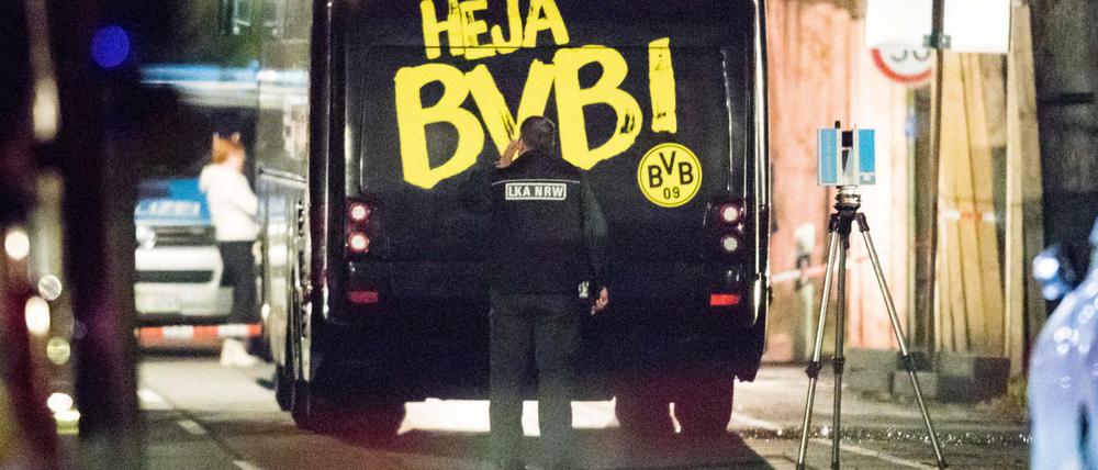 Ein Beamter des Landeskriminalamtes (LKA) untersucht den BVB-Mannschaftsbus.