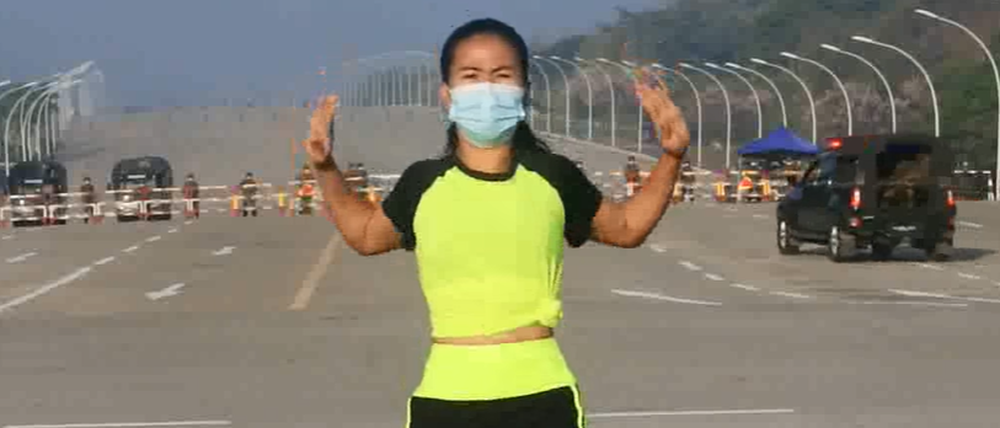 Vor einer gesperrten Straße in Myanmar: Das Foto der Sportlehrerin ging viral.