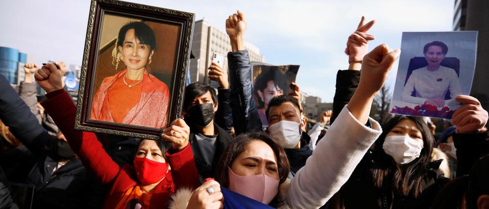 Im japanischen Exil lebende Einwohner von Myanmar protestieren gegen die Festsetzung von Aung San Suu Kyi. 