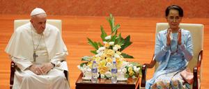 Papst Franzikus zu Gast bei Myanmars De-Facto-Regierungschefin Aung San Suu Kyi.