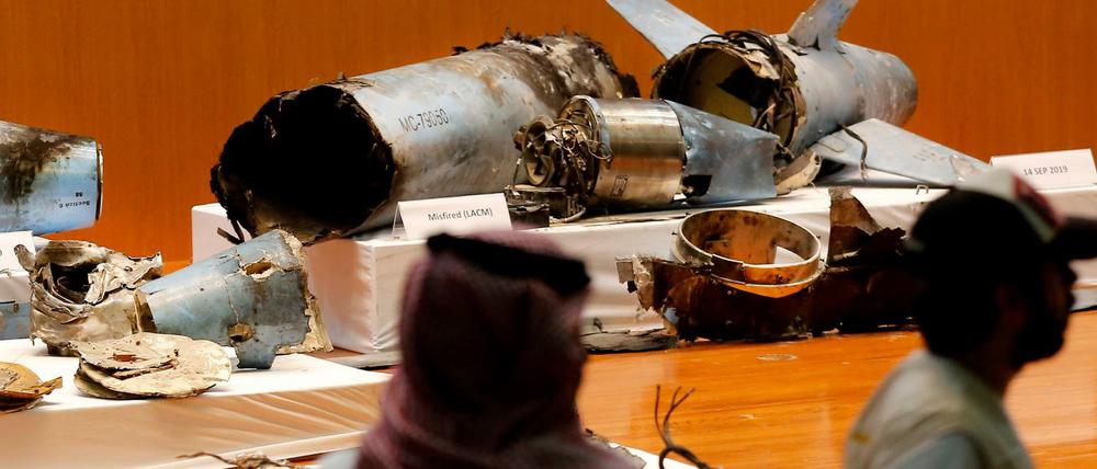 Reichen die Beweise? Das saudische Militär zeigte Drohnen und andere Waffen, die aus dem Iran stammen sollen und wichtige Öleinrichtungen angriffen.