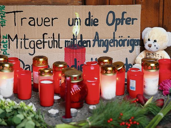 Beileidsbekundungen und Schilder liegen zwischen Blumen und Kerzen an der Stelle des Anschlags auf dem Weihnachtsmarkt am Breitscheidplatz. 