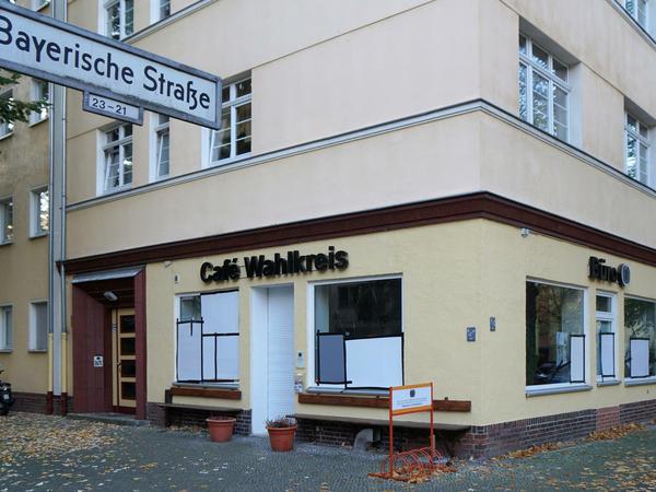 Das Wahlkreisbüro Café Wahlkreis des Bundestagsabgeordneten Klaus-Dieter Gröhler (CDU) in Wilmersdorf nach dem Anschlag. 