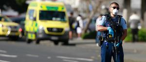 Ein Polizist steht in Auckland in der Nähe des Tatorts.
