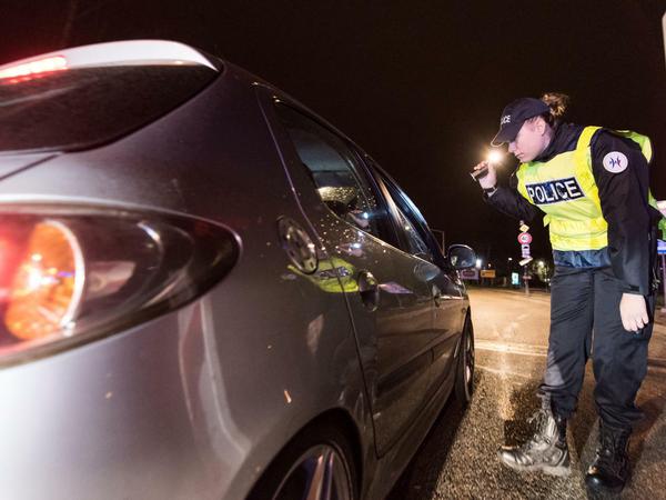 Beamte der Police Nationale kontrollieren am 14.11.2015 in Straßburg (Frankreich) an der Europabrücke in der Nacht Fahrzeuge. 