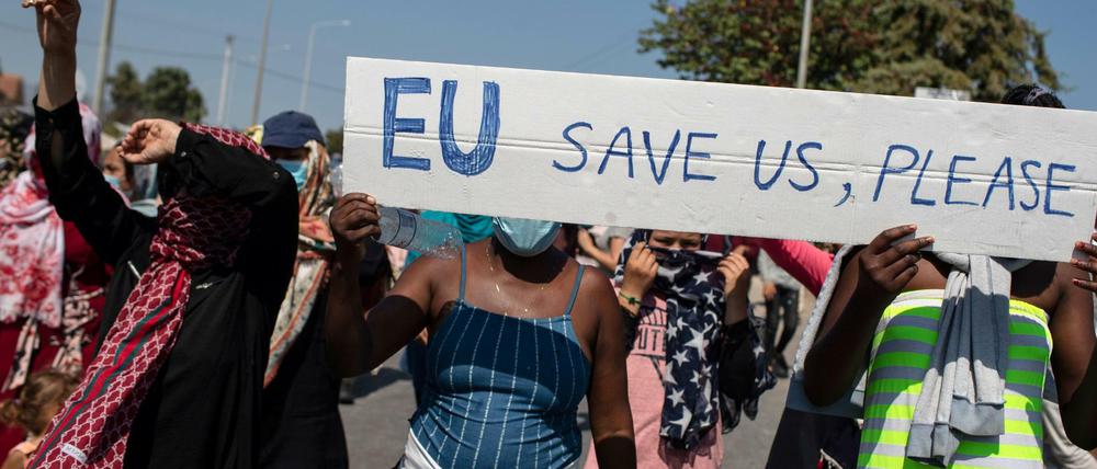 Migrantinnen und Migranten protestieren auf Lesbos.