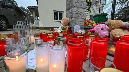 Trauer in Königs Wusterhausen. Im Dezember 2020 erschoss ein radikaler Impfgegner in der brandenburgischen Stadt seine Frau und die drei Töchter. Die Polizei stuft die Tat als rechts motiviert ein