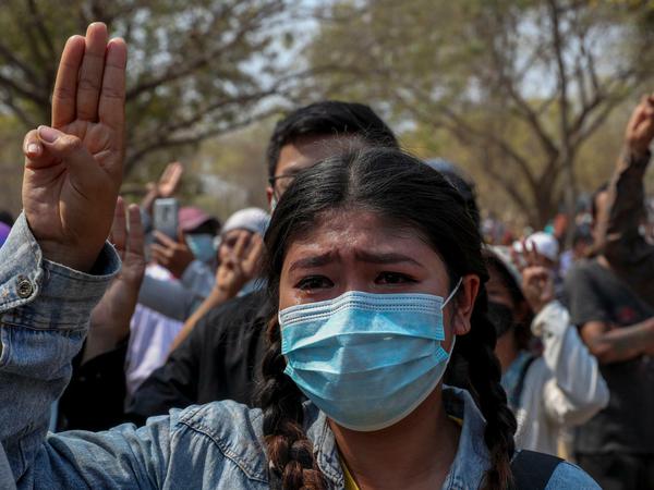 Eine Frau zeigt während der Beerdigung der Demonstrantin Kyal Sin weinend den Drei-Finger-Gruß, ein Symbol des Widerstands.