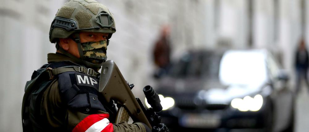 Ein bewaffneter Beamter der österreichischen Militärpolizei bewacht den Tatort nach dem Anschlag nahe der Synagoge im Wiener Stadtzentrum.