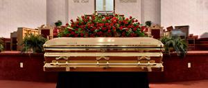 Der mit Rosen bedeckte Sarg mit dem Leichnam des Afroamerikaners George Floyd steht für die Trauerfeier in einer Kirche.