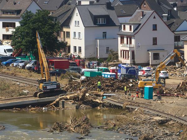 Dernau in Rheinland-Pfalz: Bagger beseitigen nach dem Hochwasser den Schutt auf den Straßen des Örtchens.