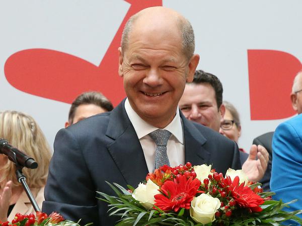 Hat Grund zum Lachen: SPD-Spitzenkandidat Olaf Scholz am Tag nach der Wahl auf der Bühne im Willy-Brandt-Haus.