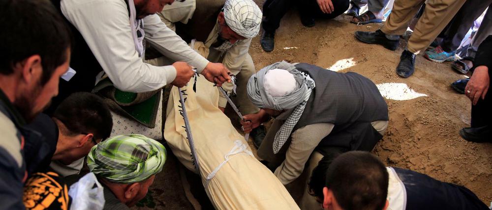 Beerdigung eines Anschlagopfers in Kabul (am 9. Mail 2021)