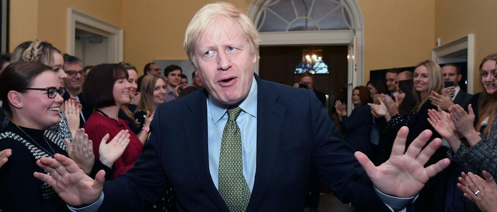 Boris Johnson lässt sich nach seinem Wahlsieg feiern.