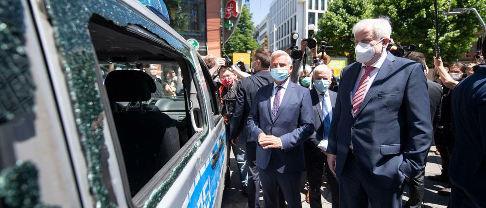 Politprominenz am demolierten Polizeiauto: Am 22. Juni besichtigten Bundesinnenminister Seehofer (r.) und Landesinnenminister Thomas Strobl den Tatort in der Stuttgarter City. 