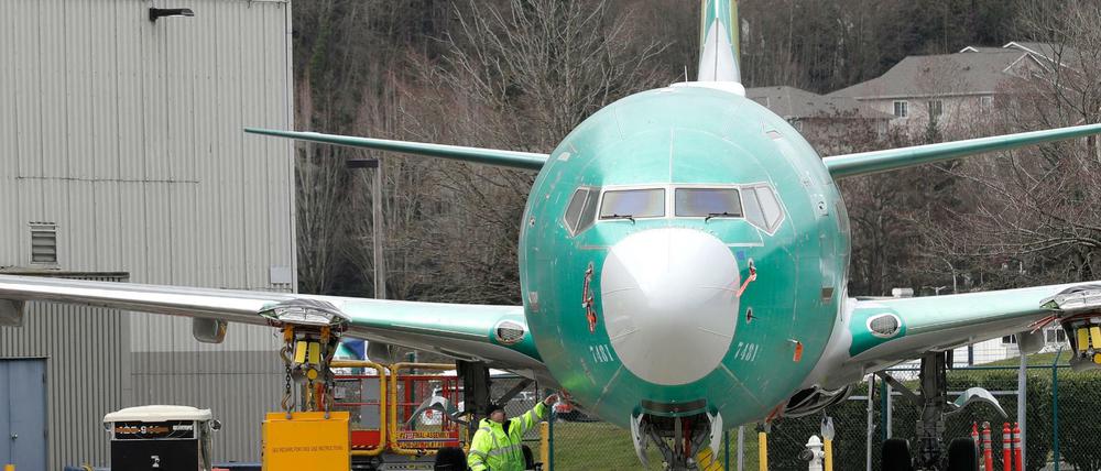 Eine Boeing 737 MAX 8 steht vor dem Boeing-Fertigungswerk in Renton in den USA. 