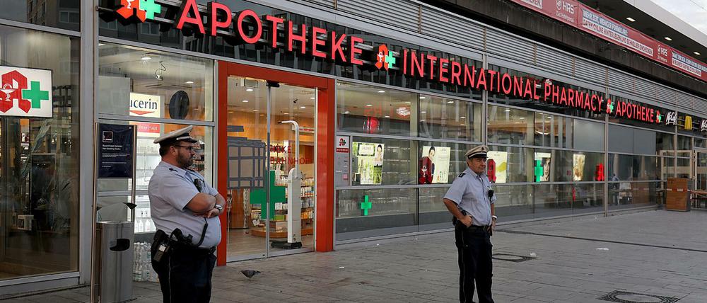 Polizisten stehen vor der Apotheke im Hauptbahnhof in Köln Nach der Geiselnahme prüft die Polizei einen Terror-Hintergrund.