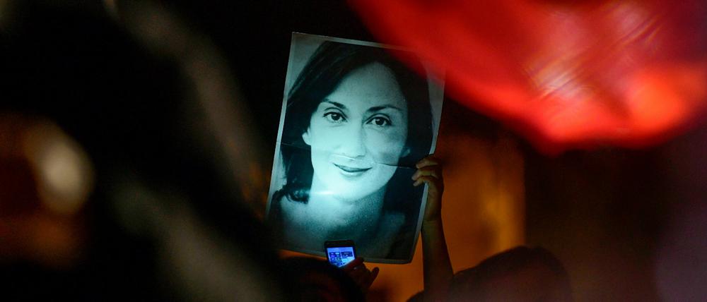 Ein Demonstrant hält ein Bild der ermordeten Reporterin Daphne Caruana Galizia.