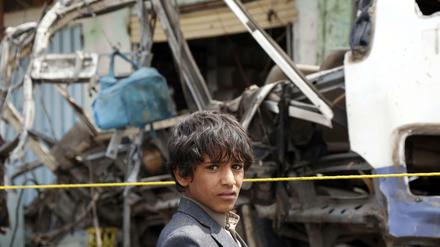 Ein Junge am Ort des Luftangriffs im Jemen